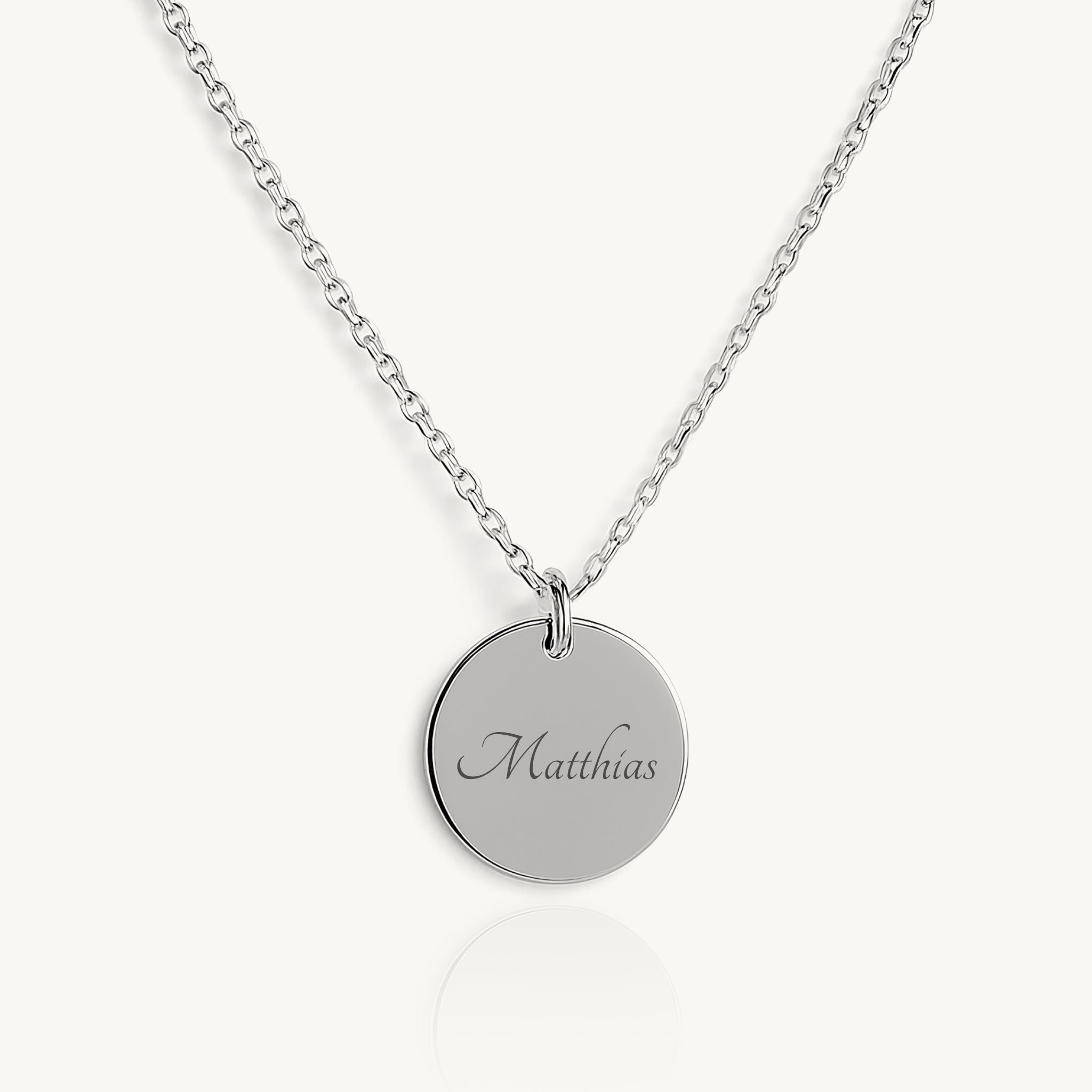Halskette mit rundem Anhänger / Name