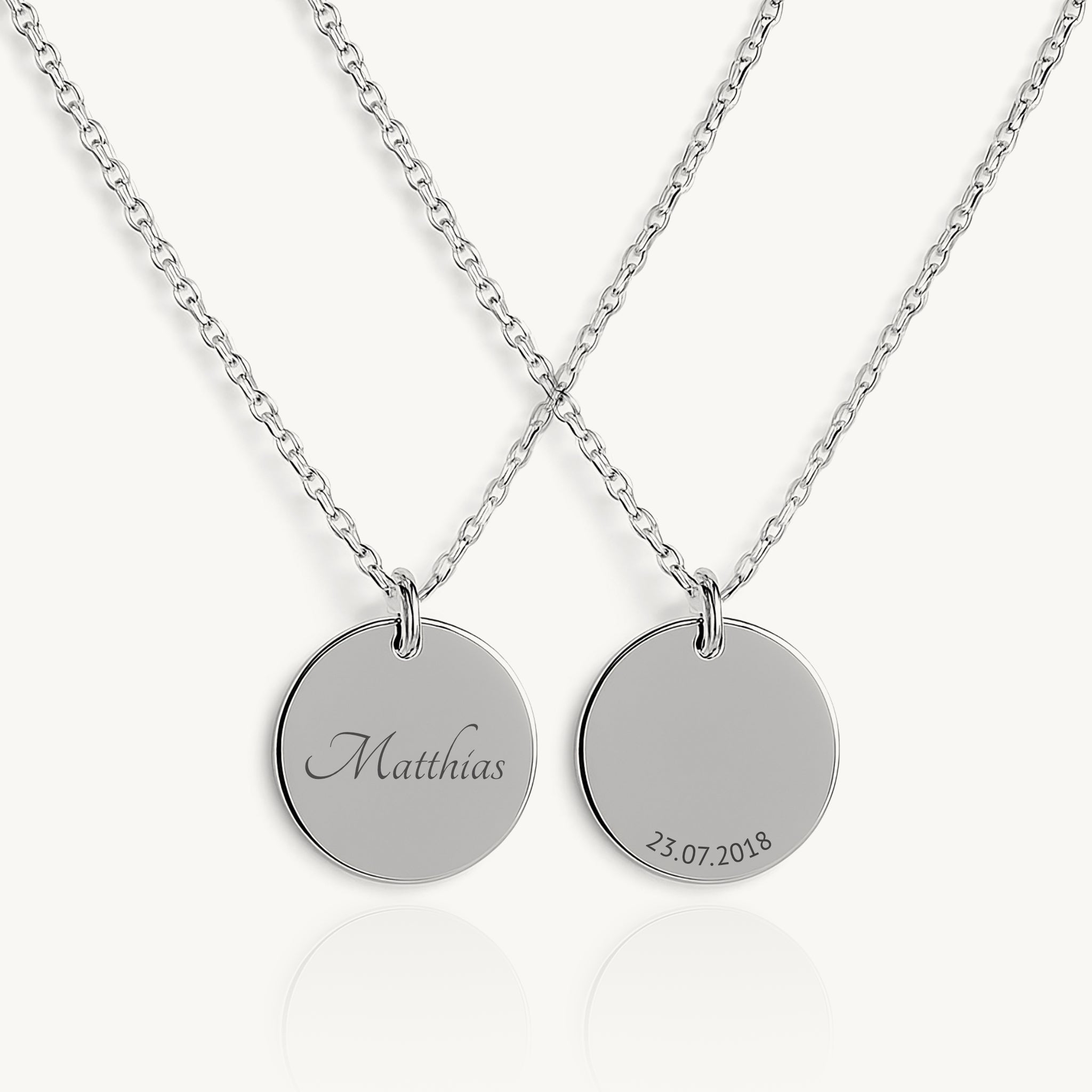 Halskette mit rundem Anhänger / Name
