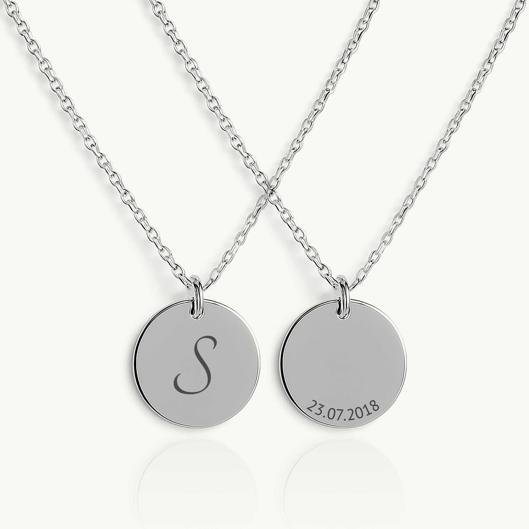 Halskette mit rundem Anhänger / Initiale