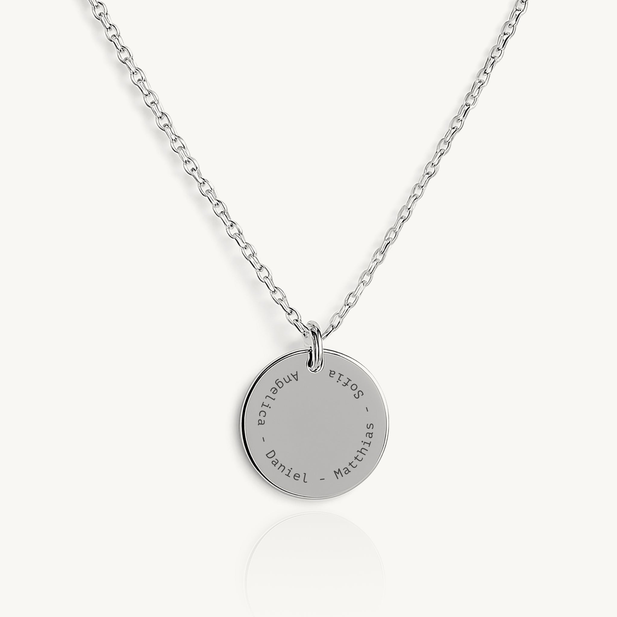 Halskette mit rundem Anhänger / 4 Namen